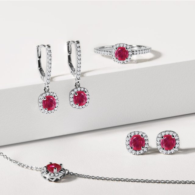 COLLIER EN OR BLANC AVEC HALO DE DIAMANTS ET RUBIS - COLLIERS AVEC RUBIS - 