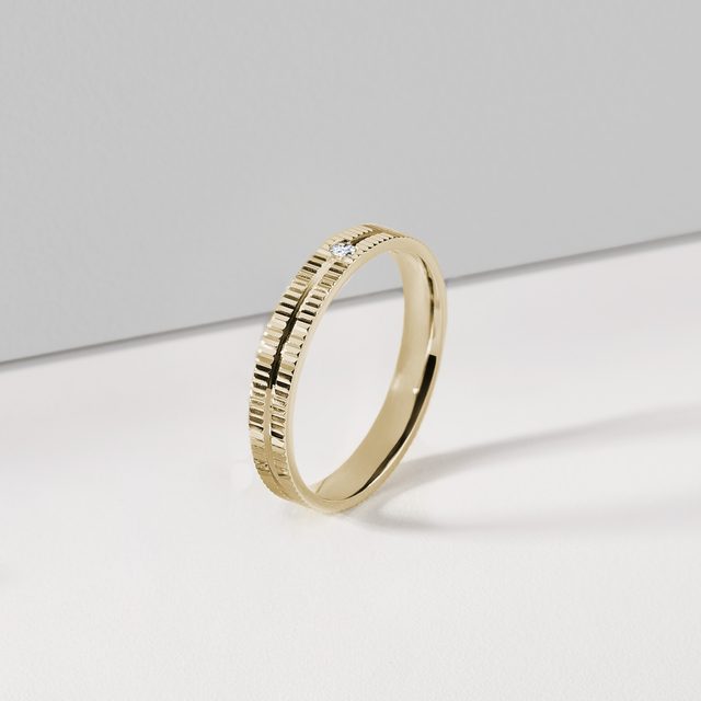 PRSTEN S DIAMANTEM A VROUBKOVÁNÍM VE ŽLUTÉM ZLATĚ - PRSTENY S DIAMANTY - 