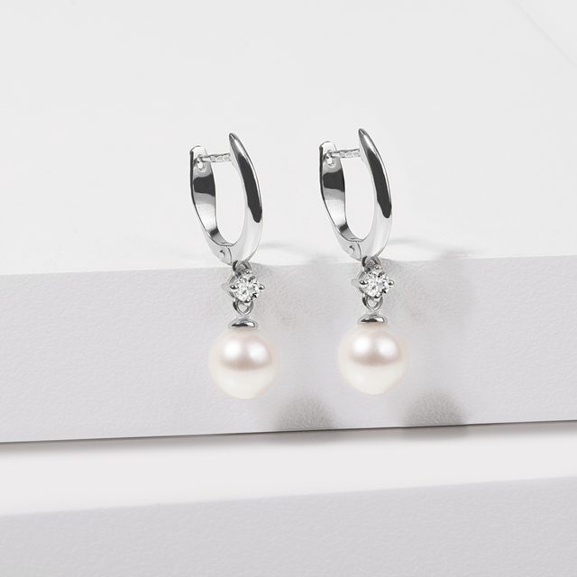 BOUCLES D'OREILLES EN OR BLANC SERTIES DE PERLES ET DE BRILLANTS - BOUCLES D'OREILLES EN PERLES - 