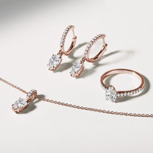 NÁHRDELNÍK V RŮŽOVÉM ZLATĚ S DIAMANTEM VE TVARU KAPKY - NÁHRDELNÍKY S DIAMANTY - 