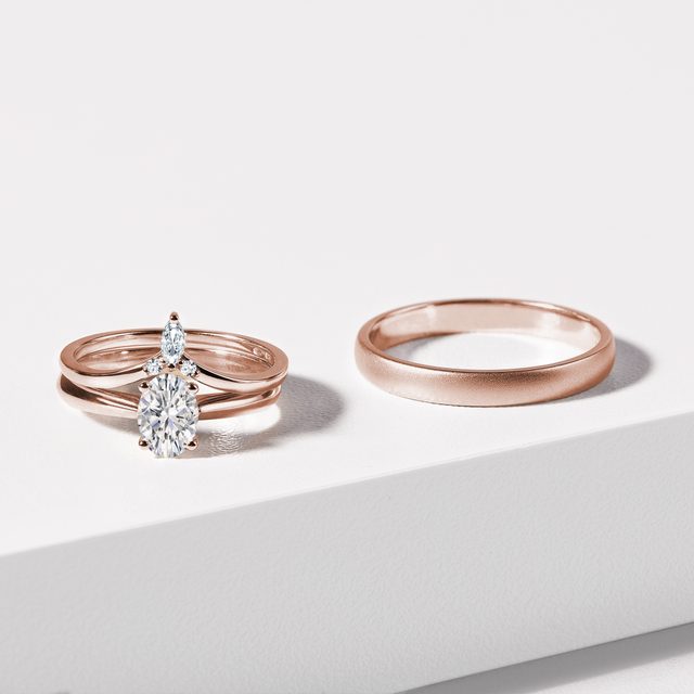 ENSEMBLE D’ALLIANCES EN OR ROSE, BAGUE CHEVRON ET FINITION SATINÉE - ENSEMBLE D’ALLIANCES EN OR ROSE - 