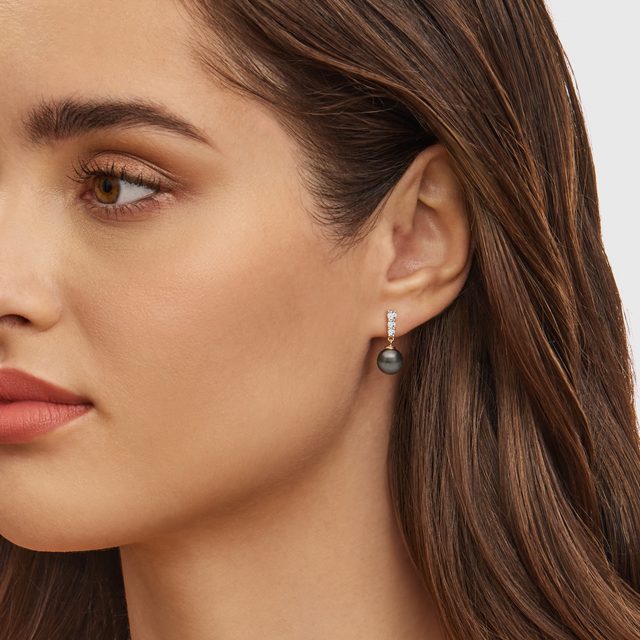 BOUCLES D'OREILLES ET COLLIER EN OR, PERLES ET DIAMANTS - PARURES DE PERLES - 