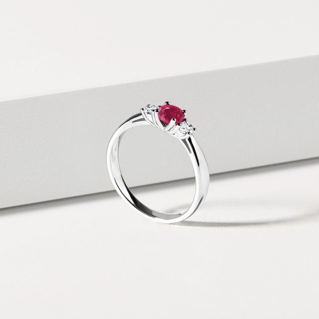 BAGUE EN OR BLANC AVEC DIAMANTS ET RUBIS - BAGUES DE FIANÇAILLES EN RUBIS - 