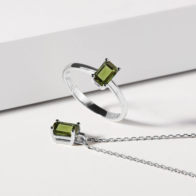 EMERALD-CUT MOLDAVITE NECKLACE IN WHITE GOLD - MOLDAVITE NECKLACES - 