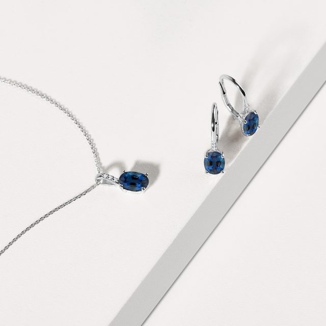BOUCLES D’OREILLES PENDANTES EN OR BLANC AVEC DIAMANTS ET SAPHIRS - BOUCLES D'OREILLES EN SAPHIR - 