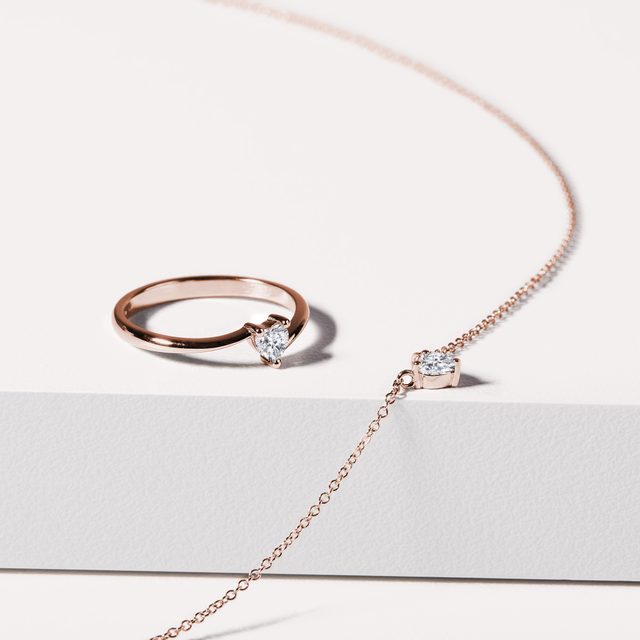 BAGUE ASYMÉTRIQUE EN OR ROSE AVEC DIAMANT CŒUR - BAGUES EN DIAMANT - 