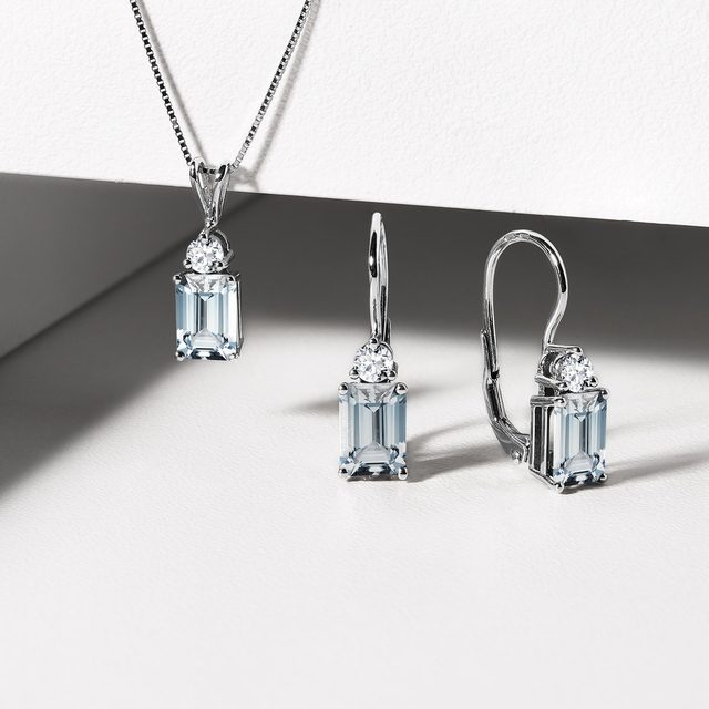 BIJOUX EN OR BLANC, AIGUES MARINES ET DIAMANTS - ENSEMBLES DE BIJOUX EN GEMMES - 