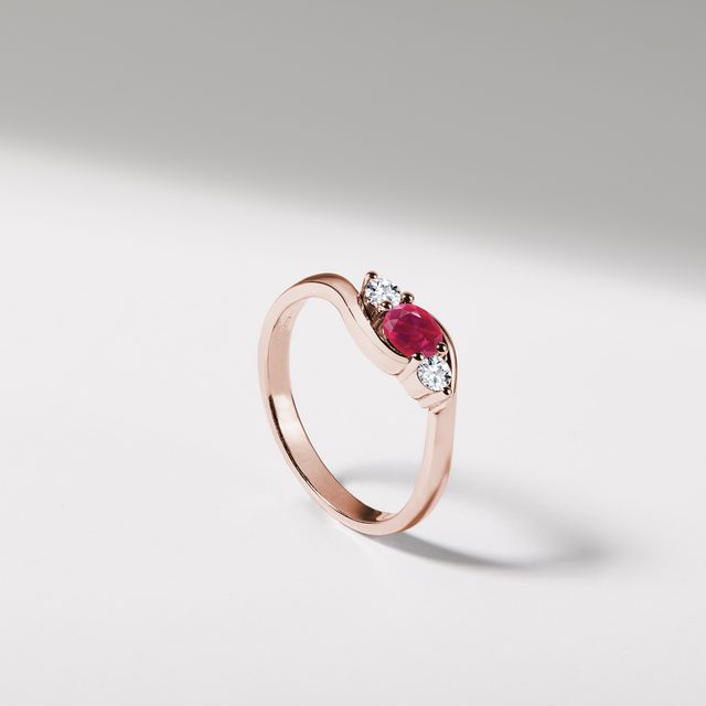 RING WITH RUBY ​​AND BRILLIANTS IN ROSE GOLD - RUBY ENGAGEMENT RINGS - 