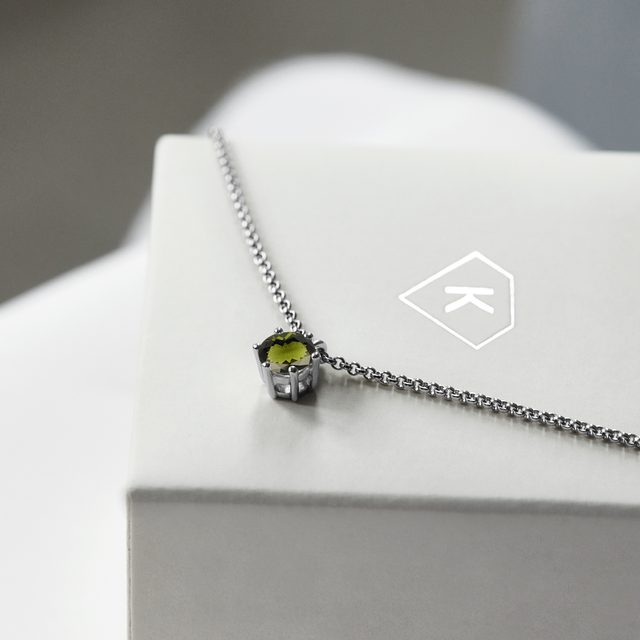 NASZYJNIK Z BIAŁEGO ZŁOTA Z OKRĄGŁYM MOŁDAWITEM - NASZYJNIKI Z MOŁDAWITAMI - 