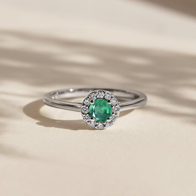 BAGUE AURÉOLE EN OR BLANC AVEC ÉMERAUDES ET DIAMANTS - BAGUES EN ÉMERAUDE - 