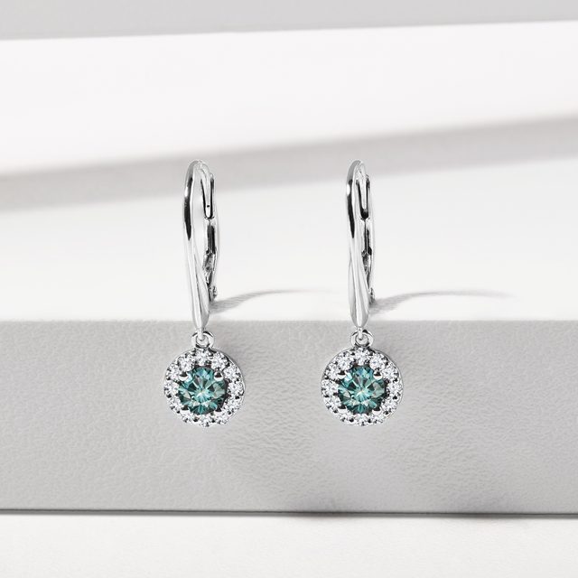 VISACÍ HALO NÁUŠNICE S MODRÝMI DIAMANTY V BÍLÉM ZLATĚ - DIAMANTOVÉ NÁUŠNICE - 