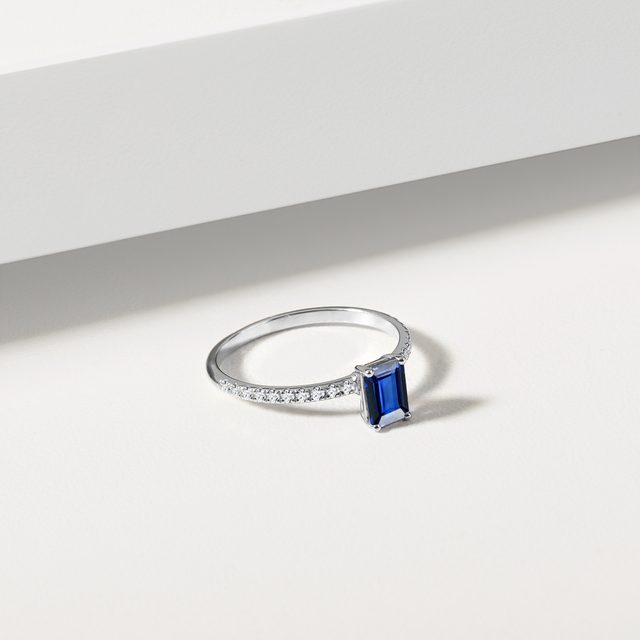 RING MIT SMARAGD, SAPHIR UND DIAMANT AUS WEISSGOLD - SAPHIRVERLOBUNGSRINGE - 