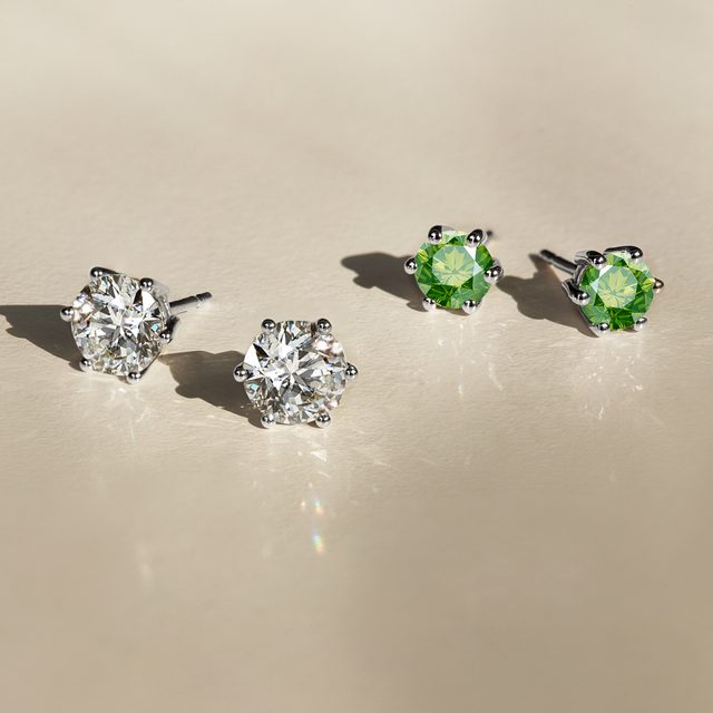 OHRRINGE AUS 14 KT WEISSGOLD MIT GRÜNEN DIAMANTEN - OHRSTECKER DIAMANT - 