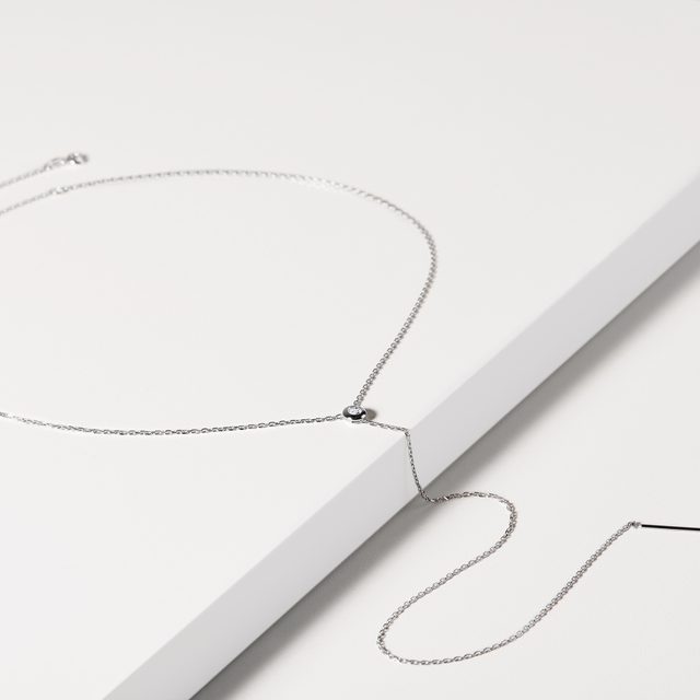 NÁHRDELNÍK S BEZEL DIAMANTEM V BÍLÉM ZLATĚ - NÁHRDELNÍKY S DIAMANTY - 