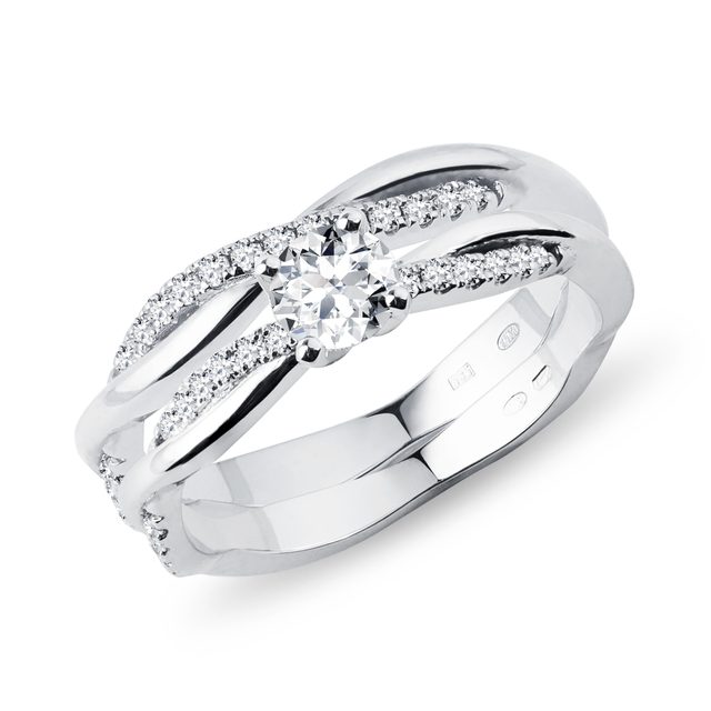 ZÁSNUBNÁ SÚPRAVA Z BIELEHO ZLATA S DIAMANTMI - SÚPRAVY SVADOBNÝCH OBRÚČOK A ZÁSNUBNÝCH PRSTEŇOV - 