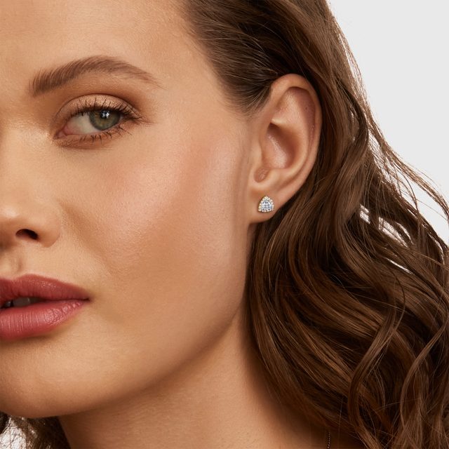 BOUCLES D'OREILLES EN OR JAUNE ET DIAMANTS - PUCES D'OREILLES EN DIAMANT - 