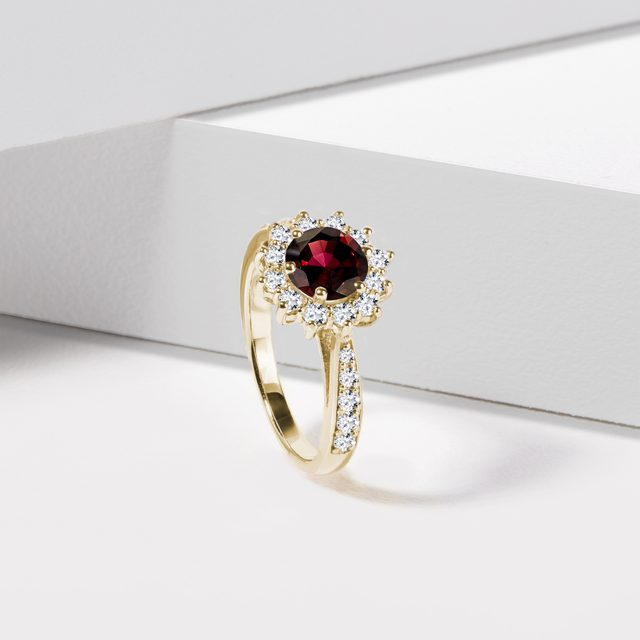 PRSTEŇ ZO ŽLTÉHO ZLATA S OKRÚHLYM GRANÁTOM A BRILIANTMI - PRSTENE GRANÁT - 