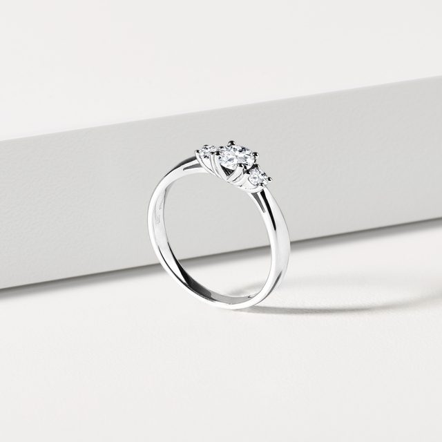 DIAMANTOVÝ ZÁSNUBNÝ PRSTEŇ Z BIELEHO ZLATA - DIAMANTOVÉ ZÁSNUBNÉ PRSTENE - 