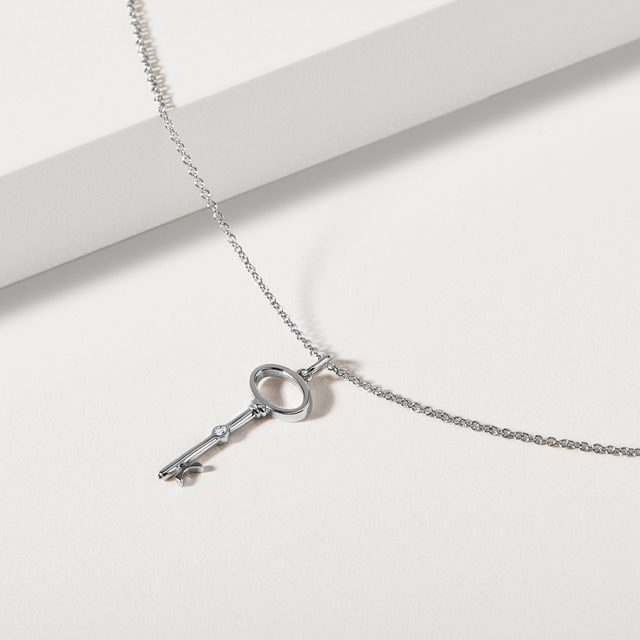 PENDENTIF CLÉ EN OR BLANC AVEC DIAMANT - COLLIERS AVEC DIAMANTS - 