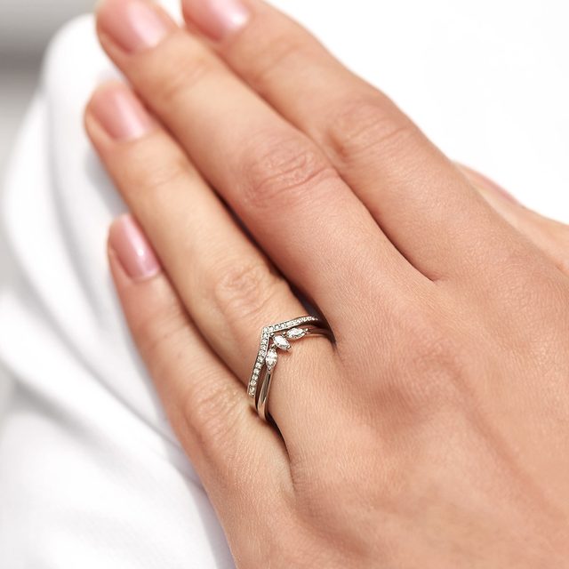 PRSTEN Z BÍLÉHO ZLATA S DIAMANTOVÝMI MARKÝZAMI - DIAMANTOVÉ ZÁSNUBNÍ PRSTENY - 