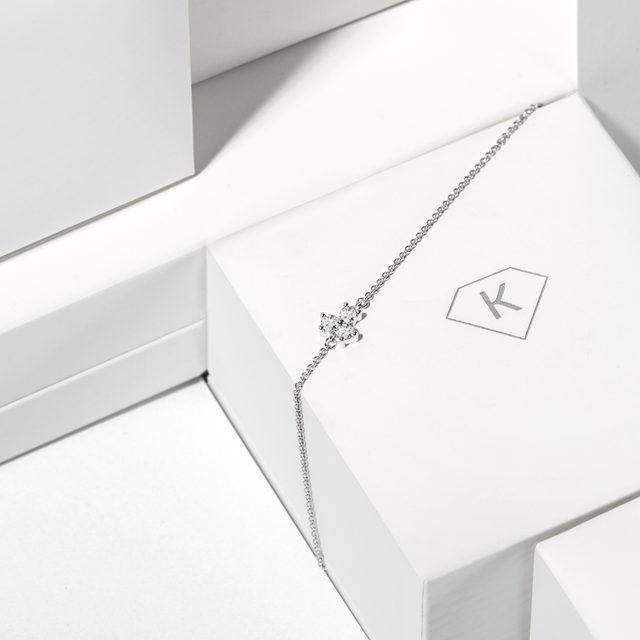 BRACELET EN OR BLANC AVEC TROIS DIAMANTS - BRACELETS AVEC DIAMANTS - 