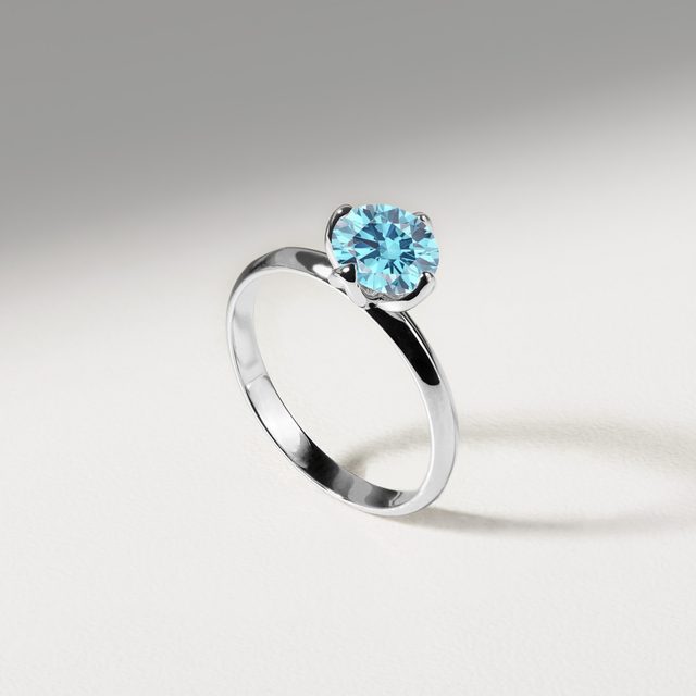PIERŚCIONEK ZARĘCZYNOWY Z 1KT NIEBIESKIM DIAMENTEM W BIAŁYM ZŁOCIE - PIERŚCIONKI Z LAB GROWN DIAMENTAMI - 