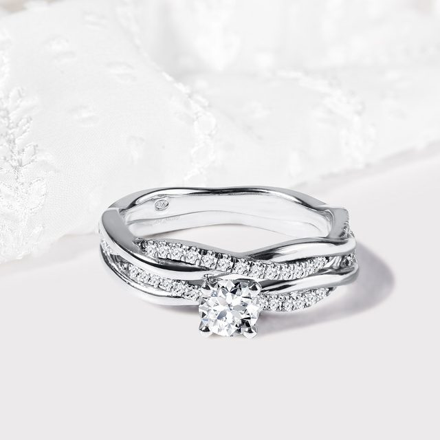 ZÁSNUBNÁ SÚPRAVA Z BIELEHO ZLATA S DIAMANTMI - SÚPRAVY SVADOBNÝCH OBRÚČOK A ZÁSNUBNÝCH PRSTEŇOV - 