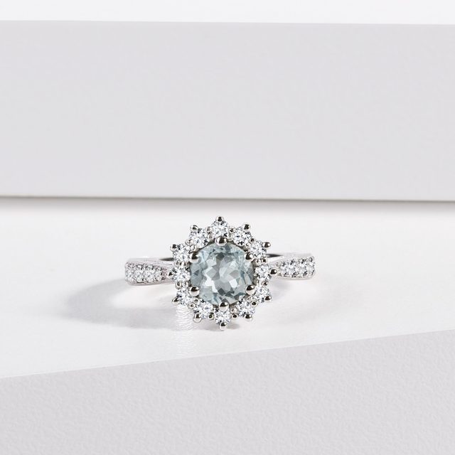 BAGUE EN OR BLANC, AIGUE-MARINE RONDE ET DIAMANTS - BAGUES EN AIGUE-MARINE - 