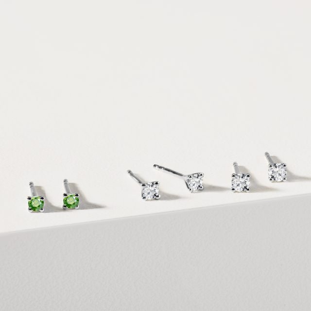 MALUTKIE KOLCZYKI Z BIAŁEGO ZŁOTA Z ZIELONYMI DIAMENTAMI - DIAMENTOWE KOLCZYKI SZTYFTY - 