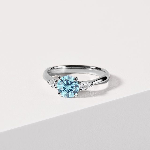 BAGUE EN OR BLANC, DIAMANT DE SYNTHÈSE BLEU ET DIAMANTS - BAGUES AVEC DIAMANTS DE SYNTHÈSE - 
