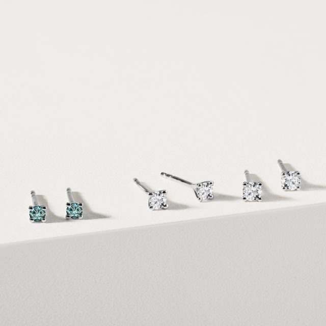 MALUTKIE KOLCZYKI Z BIAŁEGO ZŁOTA Z NIEBIESKIMI DIAMENTAMI - DIAMENTOWE KOLCZYKI SZTYFTY - 