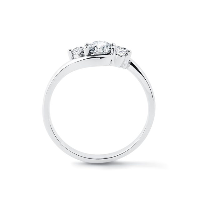 PRSTEN SE TŘEMI DIAMANTY V BÍLÉM ZLATĚ - DIAMANTOVÉ ZÁSNUBNÍ PRSTENY - 
