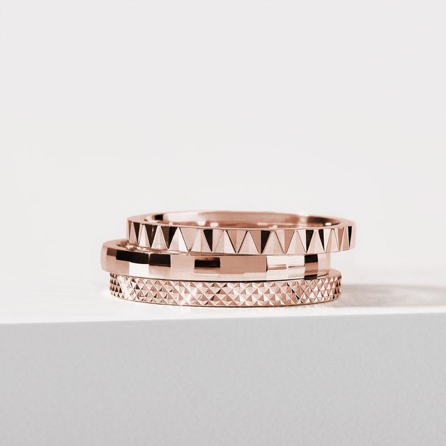 DAMENRING MIT FACETTIERTEM MUSTER AUS ROSÉGOLD - RINGE ROSÉGOLD - 