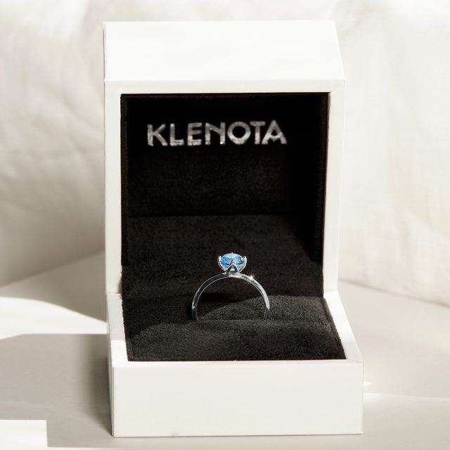 PIERŚCIONEK ZARĘCZYNOWY Z 1KT NIEBIESKIM DIAMENTEM W BIAŁYM ZŁOCIE - PIERŚCIONKI Z LAB GROWN DIAMENTAMI - 