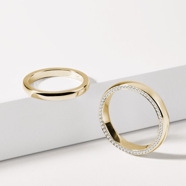 ALLIANCE POUR HOMME EN OR JAUNE ET DIAMANTS LATÉRAUX - ALLIANCES DE MARIAGE HOMMES - 