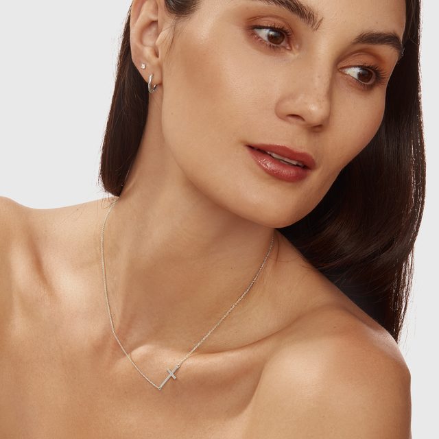 NASZYJNIK Z POZIOMO UŁOŻONYM KRZYŻYKIEM WYKONANY Z BIAŁEGO ZŁOTA - NASZYJNIKI Z BIAŁEGO ZŁOTA - 