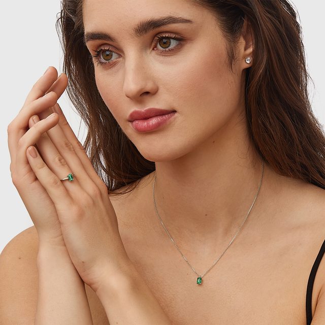 BAGUE EN OR BLANC AVEC ÉMERAUDE TAILLE ÉMERAUDE - BAGUES EN ÉMERAUDE - 