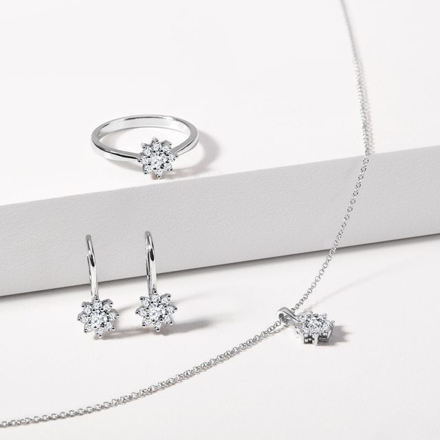 BOUCLES D'OREILLES ET COLLIER FLEUR, OR BLANC ET DIAMANTS - ENSEMBLES DE BIJOUX EN DIAMANT - 