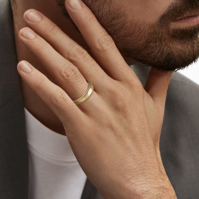 ALLIANCE POUR HOMME EN OR JAUNE ET DIAMANTS LATÉRAUX - ALLIANCES DE MARIAGE HOMMES - 