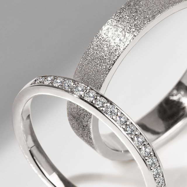 SNUBNÍ PRSTÝNEK S DIAMANTY V BÍLÉM ZLATĚ - DÁMSKÉ SNUBNÍ PRSTENY - 