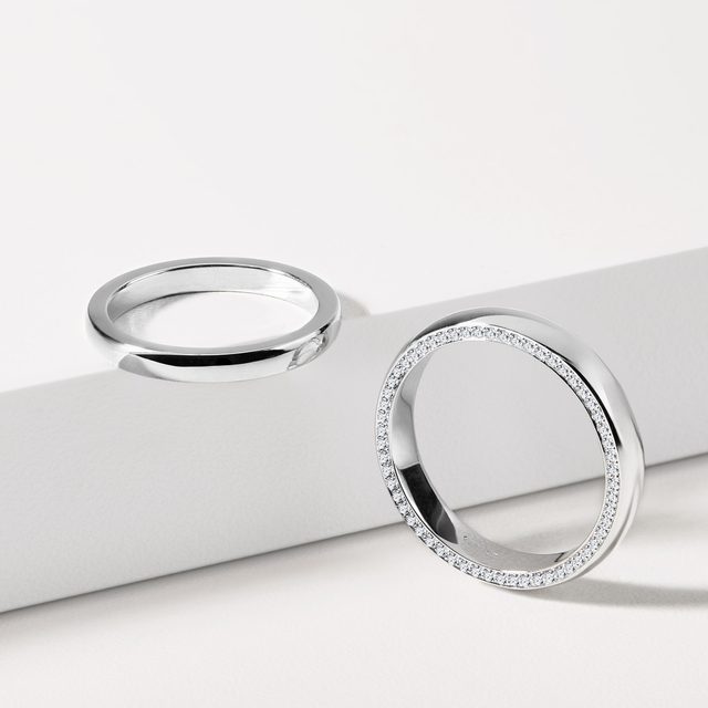 ENSEMBLE D'ALLIANCES EN OR BLANC AVEC DIAMANTS LATÉRAUX - ENSEMBLES D’ALLIANCES EN OR BLANC - 