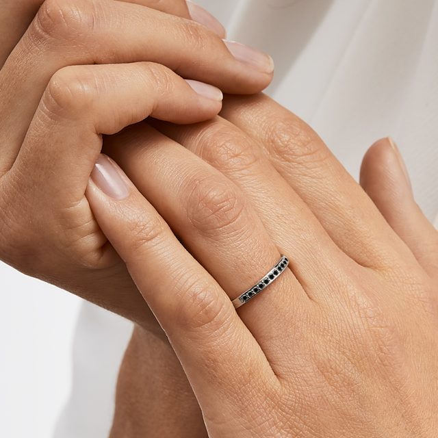 PIERŚCIONEK Z BIAŁEGO ZŁOTA Z CZARNYMI DIAMENTAMI - DAMSKIE OBRĄCZKI - 