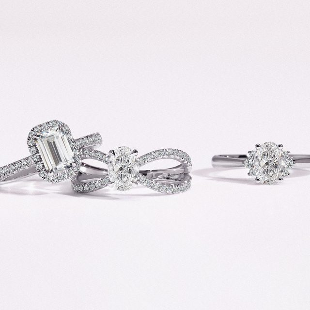 LUKSUSOWY NIETYPOWY PIERŚCIONEK ZARĘCZYNOWY Z BIAŁEGO ZŁOTA Z DIAMENTAMI - PIERŚCIONKI Z LAB GROWN DIAMENTAMI - 