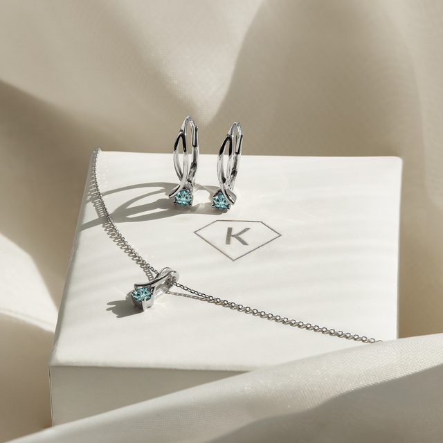 BOUCLES D'OREILLES ET COLLIER EN OR BLANC, DIAMANTS BLEUS - ENSEMBLES DE BIJOUX EN DIAMANT - 