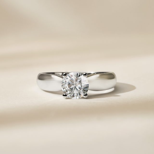 ZÁSNUBNÍ PRSTEN  S 1,0 CT LAB GROWN DIAMANTEM V BÍLÉM ZLATĚ - ZÁSNUBNÍ PRSTENY S LAB GROWN DIAMANTY - 