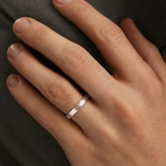 PÁNSKÝ PRSTEN S RYTÝM POVRCHEM V RŮŽOVÉM ZLATĚ - PÁNSKÉ SNUBNÍ PRSTENY - 