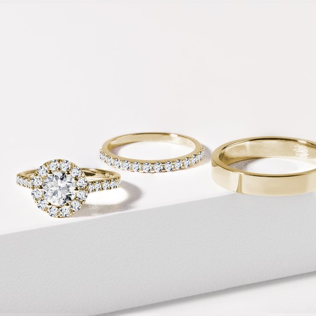 ALLIANCES EN OR AVEC BAGUE SEMI-ÉTERNITÉ - ENSEMBLE D’ALLIANCES EN OR JAUNE - 