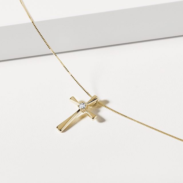 ZLATÝ PŘÍVĚSEK VE TVARU KŘÍŽKU S DIAMANTEM - NÁHRDELNÍKY S DIAMANTY - 