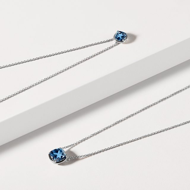 NÁHRDELNÍK Z BÍLÉHO ZLATA S LONDON TOPAZEM - NÁHRDELNÍKY S TOPAZEM - 