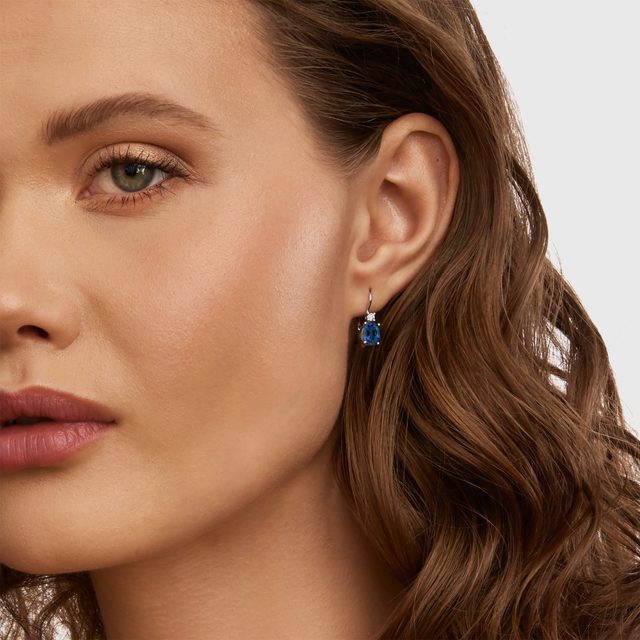 BOUCLES D'OREILLES EN OR BLANC, SAPHIRS 2,0 CT ET DIAMANTS - BOUCLES D'OREILLES EN SAPHIR - 